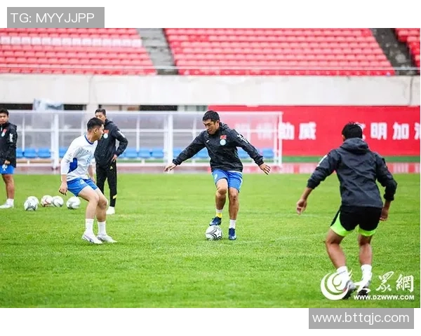 白寸头足球球星拼搏绿茵场展现速度力量与团队精神