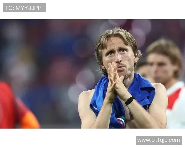 足球明星泪洒赛场背后:胜利与失落交织的情感瞬间 足球明星泪洒赛场背后:胜利与失落交织的情感瞬间