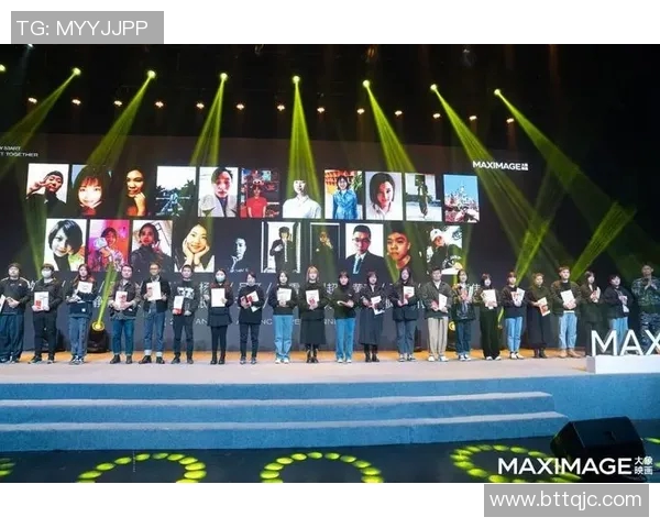 乡村足球球星的奋战历程与荣耀时刻 展现梦想与坚持的力量 乡村足球球星的奋战历程与荣耀时刻 展现梦想与坚持的力量