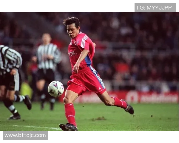 头戴摄像头的足球球星揭秘：技术与运动结合的全新赛场视角